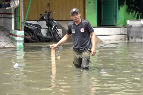 Banjir rob belum surut, warga desak bantuan dan peninggian tanggul