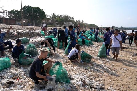 Menutup tahun dengan aksi bersihkan lautan sampah di Pantai Kedonganan