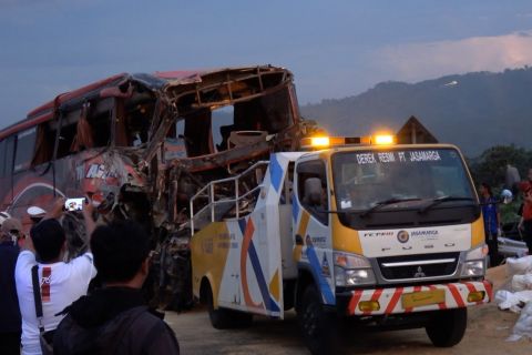 Rombongan pelajar kecelakaan di Tol Pandaan-Malang, 4 orang meninggal