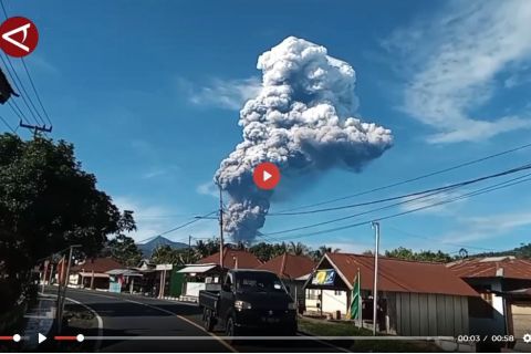 Gunung Dukono kembali lontarkan abu vulkanik setinggi 3.000 meter - VIDEO