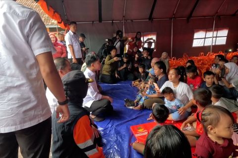 Gibran salurkan bantuan bagi pengungsi pergerakan tanah di Sukabumi