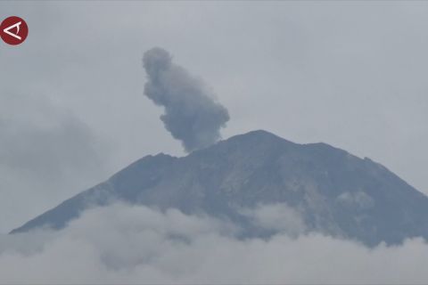 Gunung Semeru erupsi luncurkan awan panas sejauh 2 km