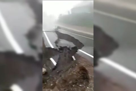 Jalan poros Kabupaten Barru-Soppeng Sulsel amblas