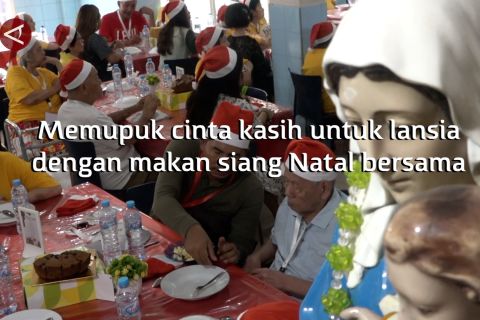 Memupuk cinta kasih untuk lansia dengan makan siang Natal bersama