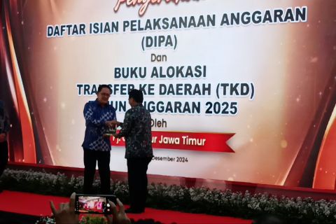 Pj Gubernur Jatim serahkan DIPA dan alokasi transfer ke daerah