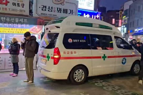 Sebuah mobil tabrak kerumunan di pasar Seoul, 4 orang luka serius