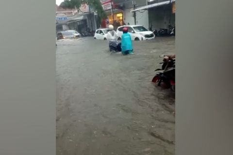 Jember dikepung banjir, rumah-rumah terendam air setinggi 1 meter