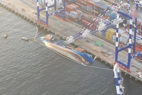 Kapal kontainer terbalik di pelabuhan Ambarli, Istanbul