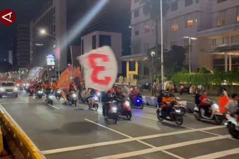 The Jakmania rayakan kemenangan Pramono-Rano di Bundaran HI