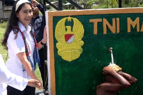 Wamen Isyana Bagoes Oka resmikan sumur bor di Kemtuk Gresi, Jayapura
