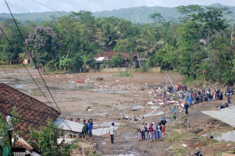 Cerita warga Pelabuhan Ratu Sukabumi yang rumahnya hancur terseret banjir - VIDEO