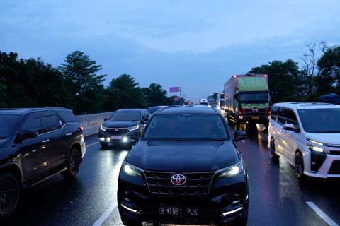 Arus balik ke Jakarta di Tol Cipularang semakin padat di malam hari