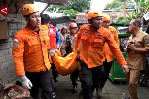 Tim SAR gabungan evakuasi delapan korban longsor di Denpasar