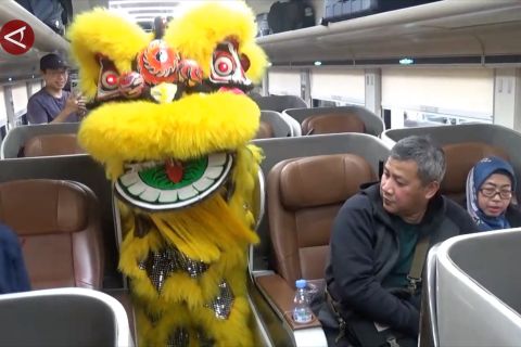 Barongsai masuk gerbong, jadi kejutan Imlek KAI Daop 6 Yogyakarta