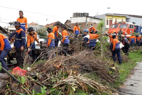 Daop 8 bersihkan sampah di perlintasan demi keselamatan perjalanan