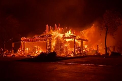 Kebakaran hebat  hanguskan rumah-rumah mewah di Pasadena, California