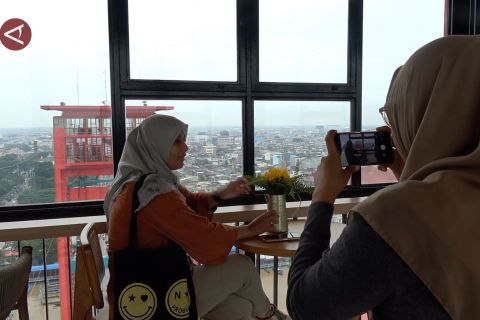 Pemkot Palembang uji coba wisata menara Ampera untuk masyarakat