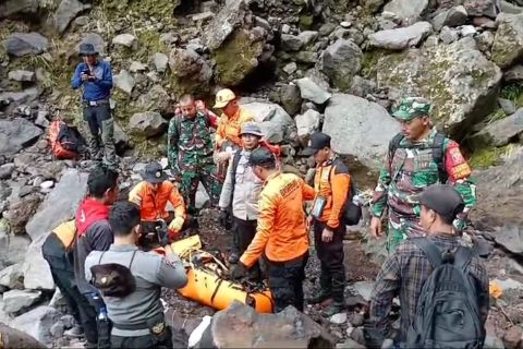 Proses evakuasi jenazah WN Korsel yang hilang di Gunung Agung