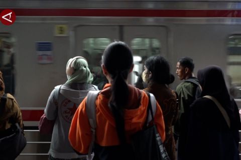 Pengguna KRL tolak rencana penutupan stasiun Karet