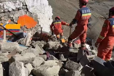 Tim penyelamat berpacu dengan waktu selamatkan korban gempa