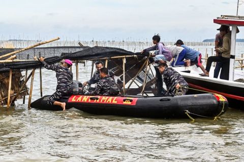 TNI AL dan nelayan bongkar pagar laut di kawasan Tanjung Pasir, Tangerang - VIDEO