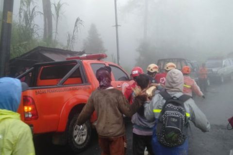 Intensitas hujan tinggi hambat pencarian korban longsor di Pekalongan - VIDEO