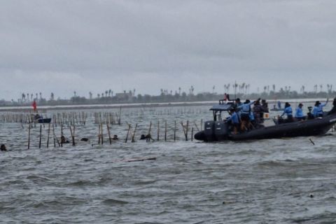 Gunakan drone, TNI AL pantau perkembangan pagar laut di Tangerang - VIDEO