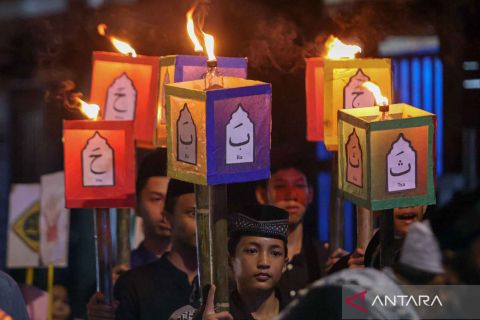 Ratusan warga Jakarta gelar pawai obor sambut Ramadhan 1446H