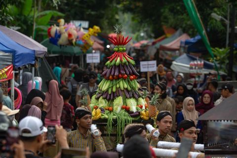 Upacara Adat Nyadran Makam Sewu
