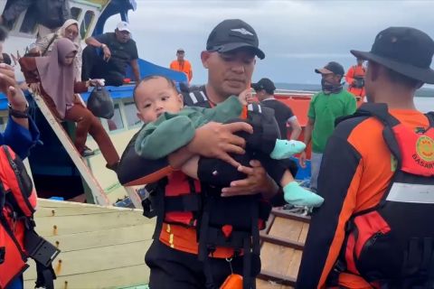 Basarnas Kendari evakuasi kapal mati mesin bermuatan 104 penumpang