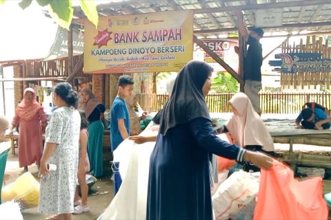 Berdayakan ibu-ibu dan jaga kelestarian lingkungan melalui bank sampah