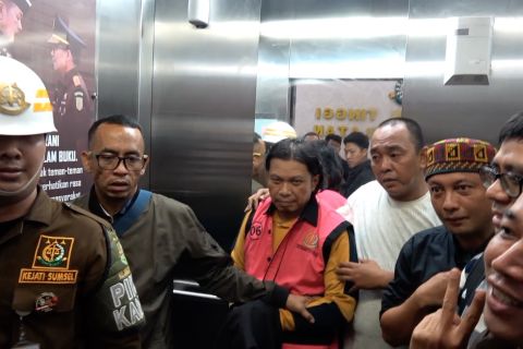 Ditangkap di Cibinong, DPO korupsi dana COVID-19 tiba di Palembang