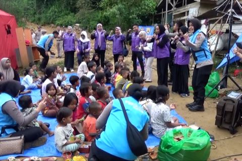 Polda Sultra beri trauma healing pada anak korban kebakaran TPAS