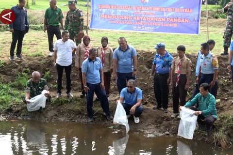 Dukung ketahanan pangan Lanud Sutan Sjahrir lepas 5 ribu bibit ikan