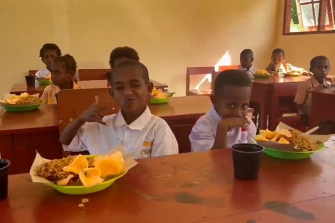 Satgas Yonif 501 bagikan ratusan paket MBG di Maybrat Papua Barat Daya