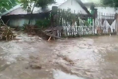 Warga Wera kembali mengungsi panik akibat banjir bandang susulan