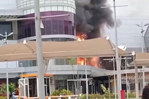 Mal terbesar di Kota Kendari “The Park” terbakar
