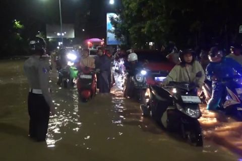 Banjir Maros lumpuhkan akses jalan antar provinsi