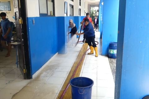 Hari pertama sekolah, siswa SMPN 24 Tangerang bersihkan sisa banjir