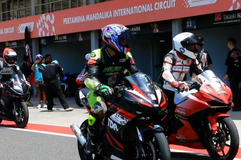 Pembalap komunitas motor jajal langsung Sirkuit Mandalika