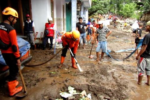 Tim gabungan gotong royong tangani dampak banjir bandang di Bondowoso