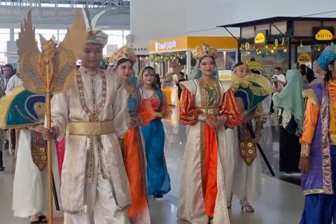 Bandara SAMS Balikpapan sambut pemudik dengan parade budaya