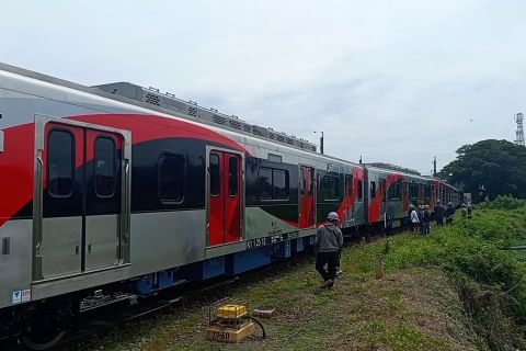 INKA lakukan uji coba KRL Jabodetabek di perlintasan Solo