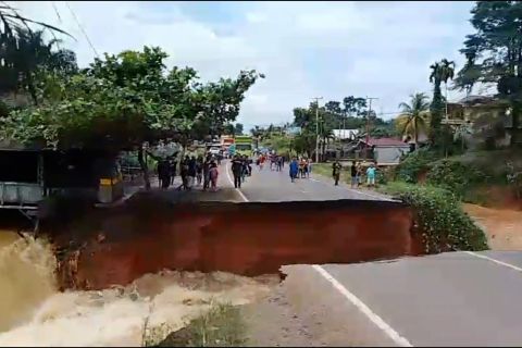 Jalan nasional Jambi-Sumbar putus dihantam air bah