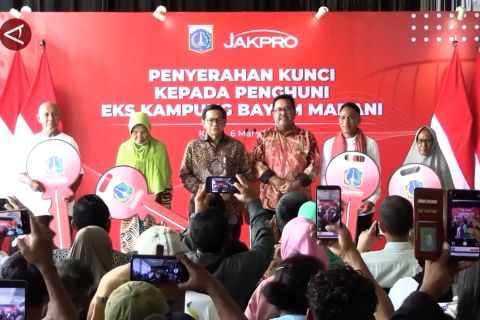 Pramono-Rano serahkan kunci hunian rusun ke warga eks Kampung Bayam