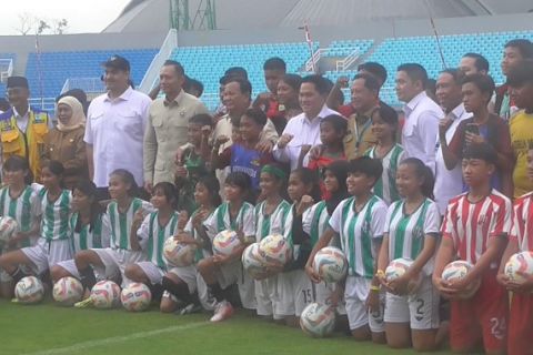 Resmikan 17 stadion, Presiden sebut sepakbola simbol harga diri bangsa