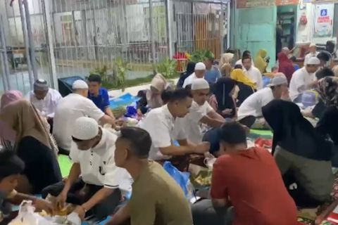 Bukber warga binaan Lapas Suliki dan keluarga jadi momen lepas rindu