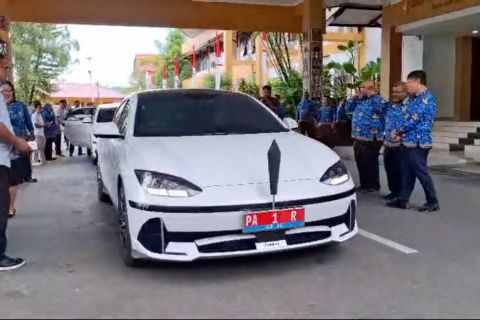 Wali Kota Jayapura gunakan mobil listrik sebagai kendaraan dinas