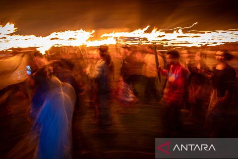 Tradisi Lamporan lereng Pegunungan Kendeng, usir malapetaka dan serukan pelestarian alam Indonesia