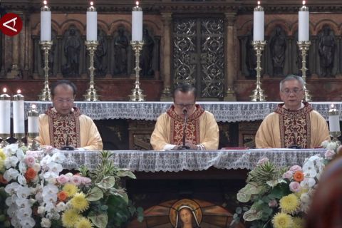 Suasana khidmat Misa Pontifikal Paskah 2025 di Gereja Katedral